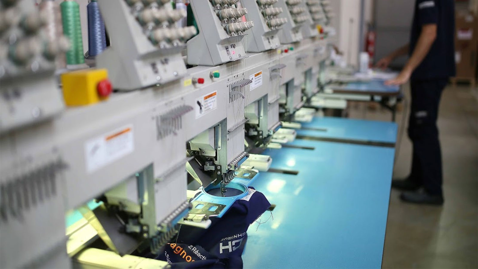 DÉCOUVREZ AUSSI NOS VÊTEMENTS PROFESSIONNELS SUR-MESURE DÉCOUVREZ AUSSI NOS VÊTEMENTS PROFESSIONNELS SUR-MESURE